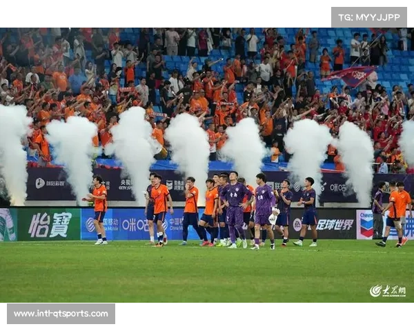 云南玉昆主场大雨中谢幕,球迷TIFO致敬高原堡垒 云南玉昆主场大雨中谢幕,球迷TIFO致敬高原堡垒