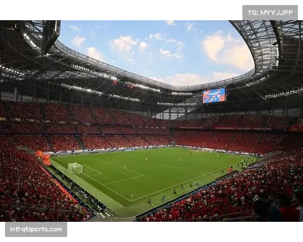 重庆龙兴足球场完成草皮更换，6万人专业球场将迎中超首秀